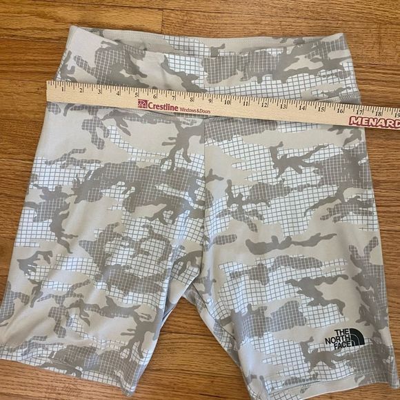The Northface Women’s Shorts XL Camouflage Sandstone NWT Athletic Wear Workout - Picture 4 of 5